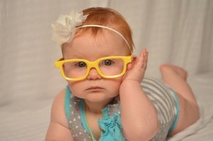 メガネをかけた赤ちゃん